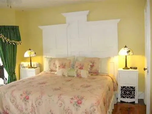 Bed & Breakfast A Moment In Time Bed And Breakfast Niagara Falls