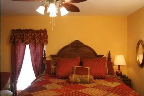 A Moment In Time Bed And Breakfast Niagarawatervallen